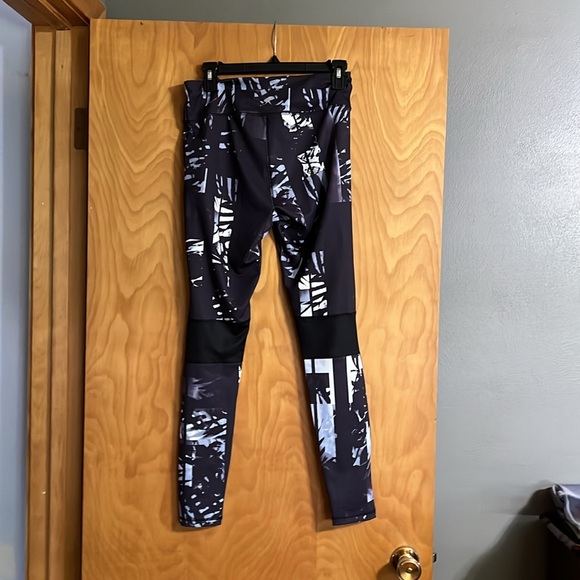 Athletic Leggings size medium  black and gray color - Picture 3 of 4